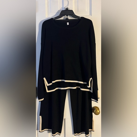 LIKE NEW Women's 2-Piece long sleeve knit pant set. Black w/Cream Trim. Size: L - Picture 3 of 11
